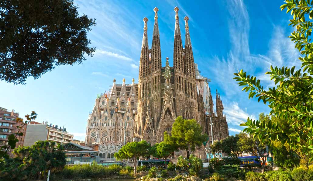 Skip the line: Sagrada Familia guided tour with entrance to towers