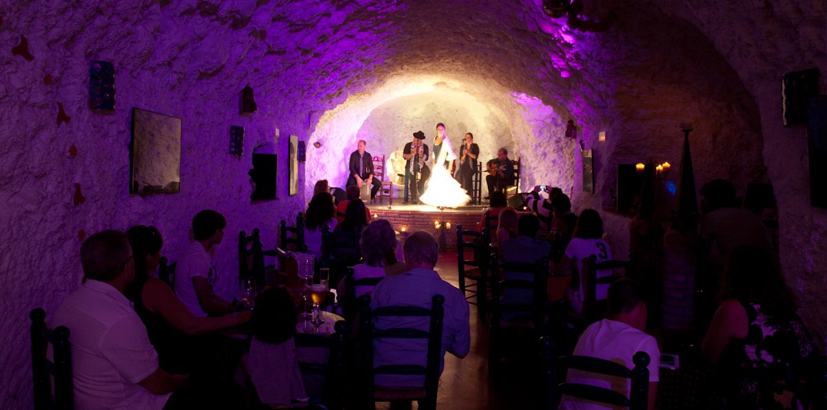 Granada: Espectáculo en Tablao Flamenco con copa o cena