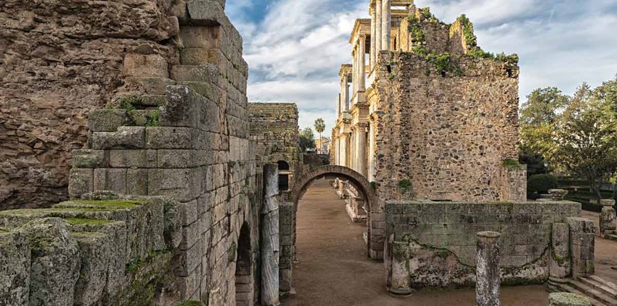 Mérida: Roman Theatre and Amphitheatre guided walking tour