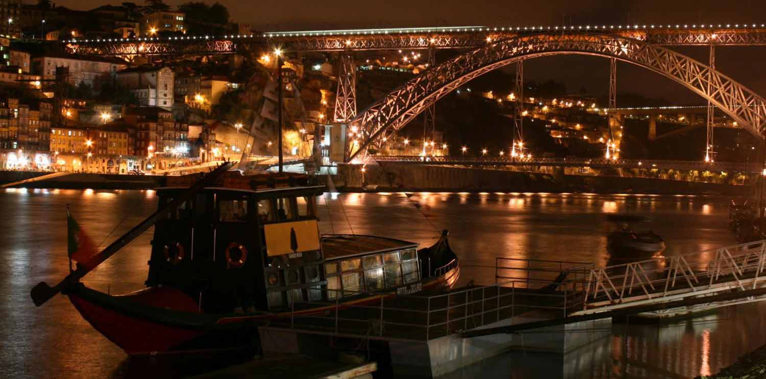 Oporto Tour by Night with Dinner and Fado Show