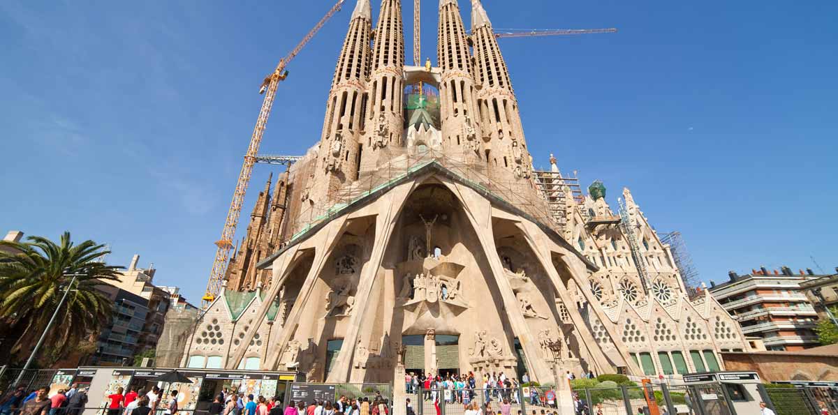 Barcelona: Gaudí Tour with Fast Track Guided Tour Sagrada Familia & Park Güell
