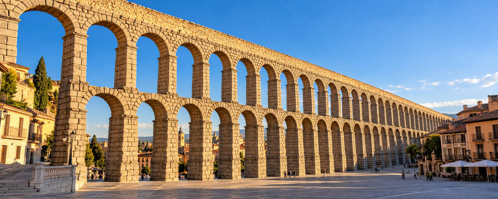 Acueducto de Segovia en el circuito de Madrid y ciudades Patrimonio con Puy du Fou