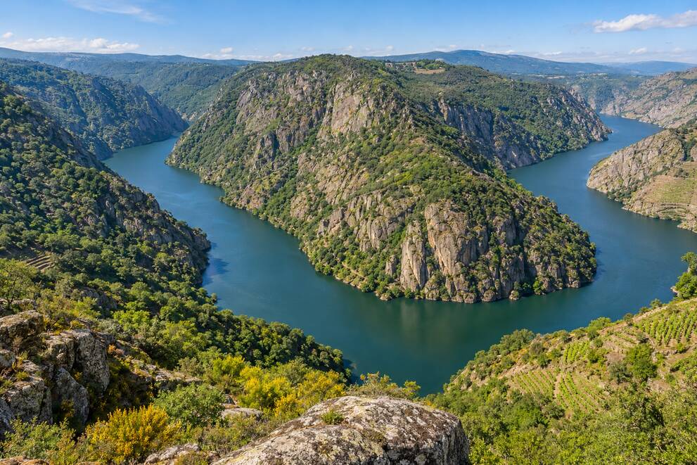Paisaje de los Cañones del Sil en la Ribeira Sacra, con laderas y viñedos.