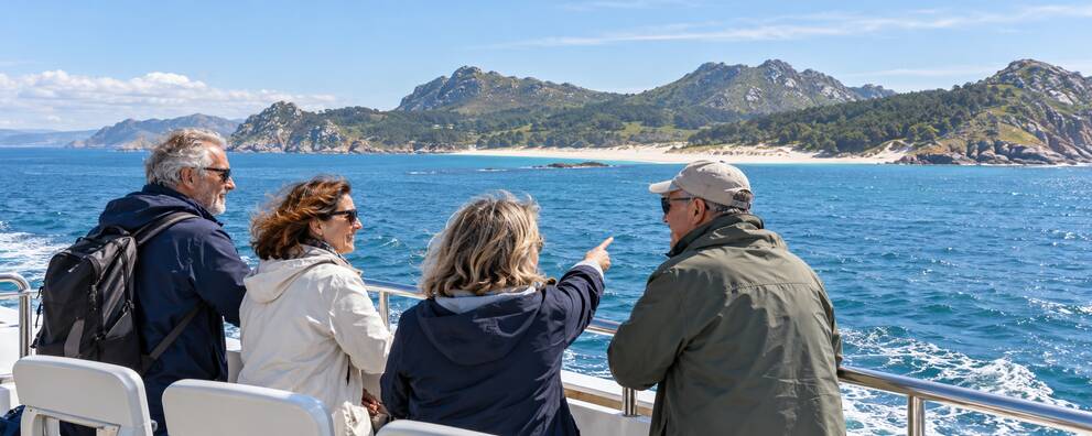 Visitantes contemplando las islas Cíes desde un barco