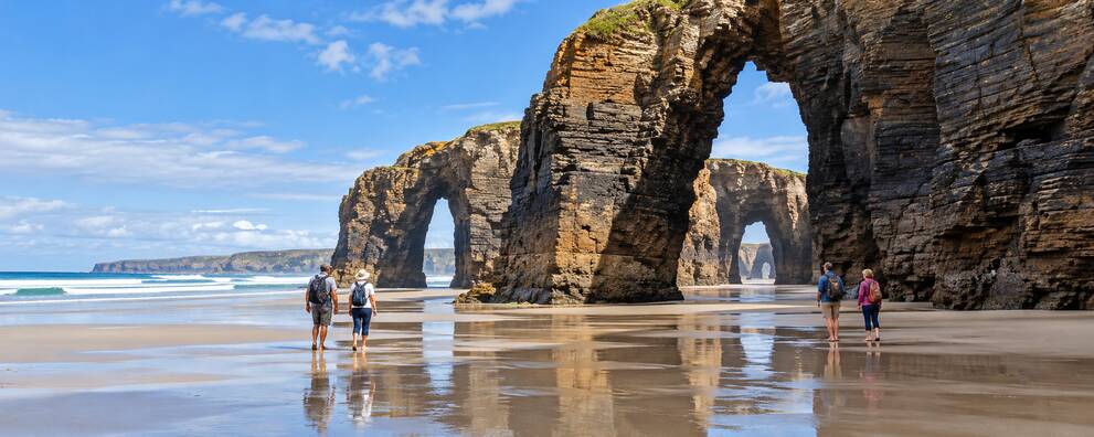 Visitantes contemplando los arcos de la Playa de las Catedrales