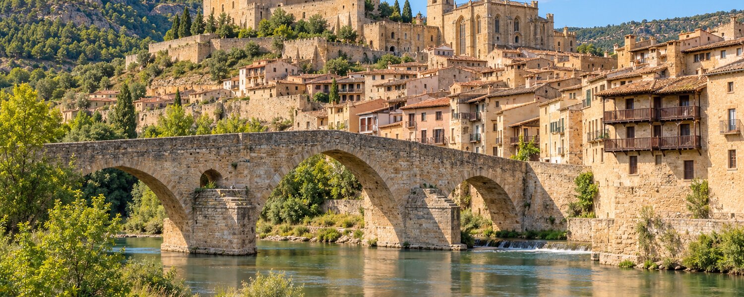 Ilustración realista de Valderrobres y su puente medieval en la Toscana española