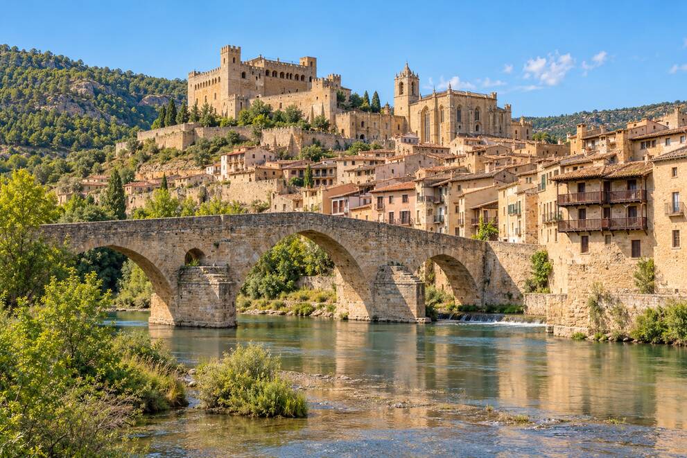 Ilustración realista de Valderrobres y su puente medieval en la Toscana española