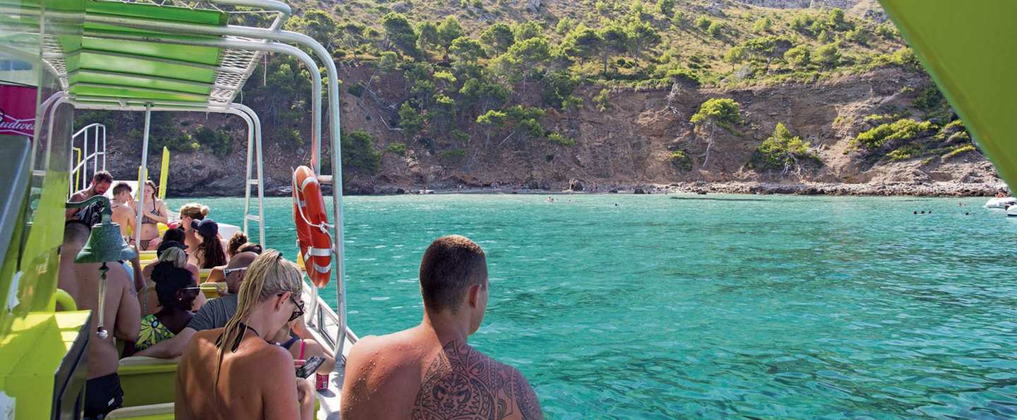 Paseo en barco en Alcudia: cuevas, calas y snorkel
