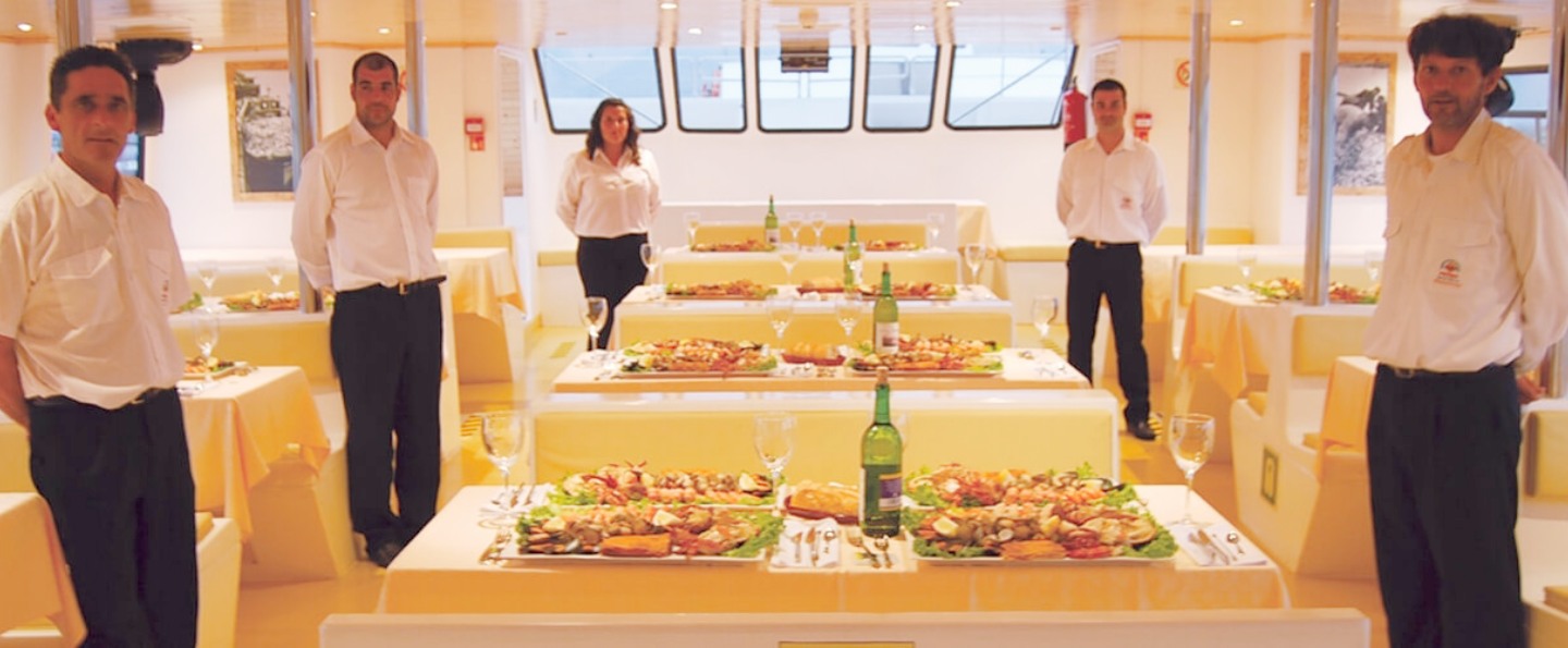 Mariscada en barco en O Grove