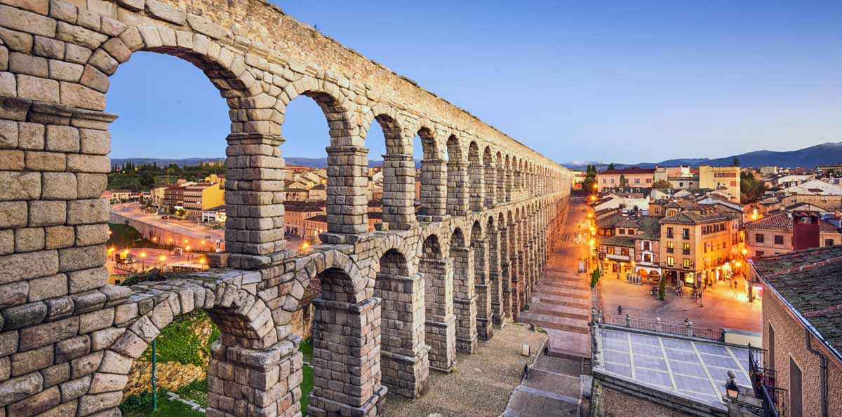 Segovia guided tour with typical lunch and bus from Madrid