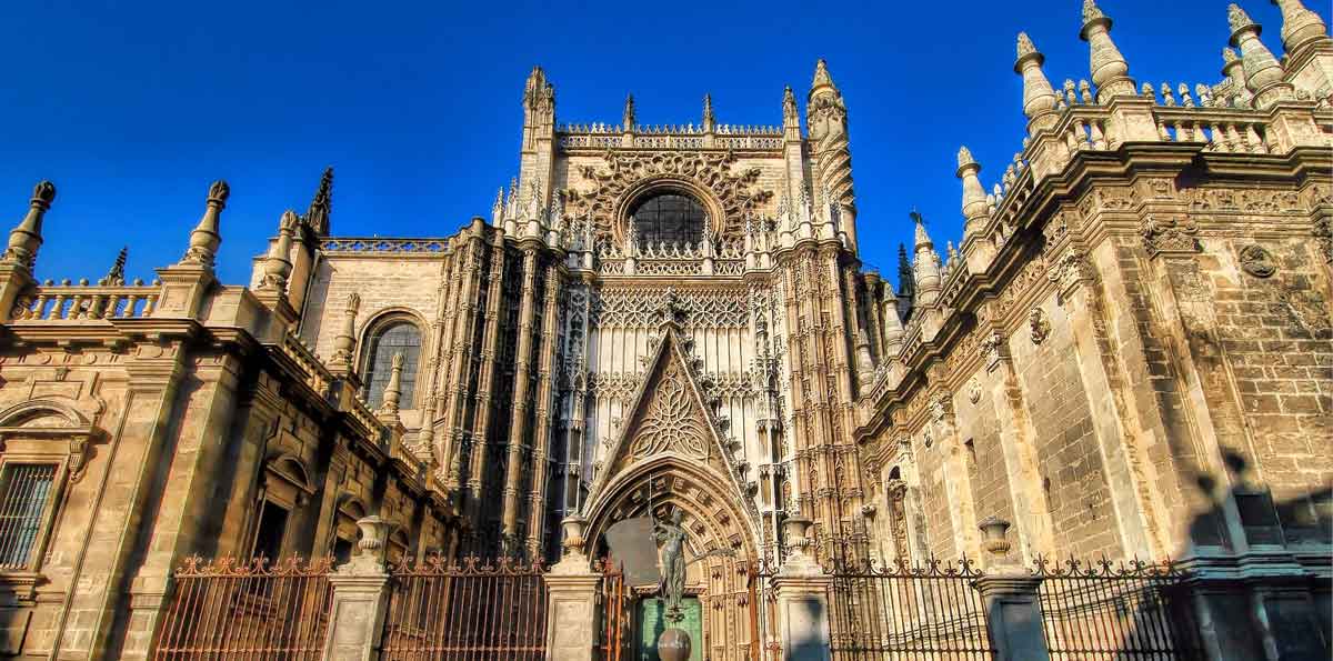 Seville: Sightseeing tour by bus,  Santa Cruz Quarter, Giralda, Cathedral and Alcázar