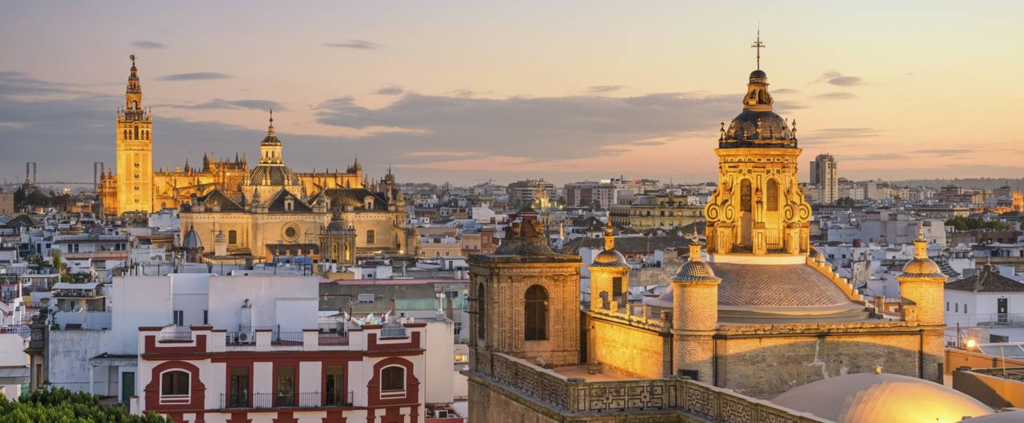 Seville: Santa Cruz Quarter night guided tour with drink and tapa